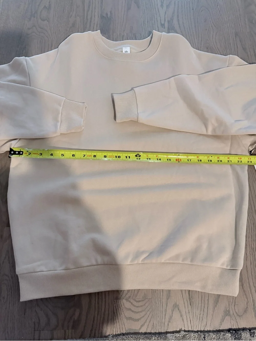 ALO Yoga AccolaWomen's Crewneck Sweatshirt in Macadamia